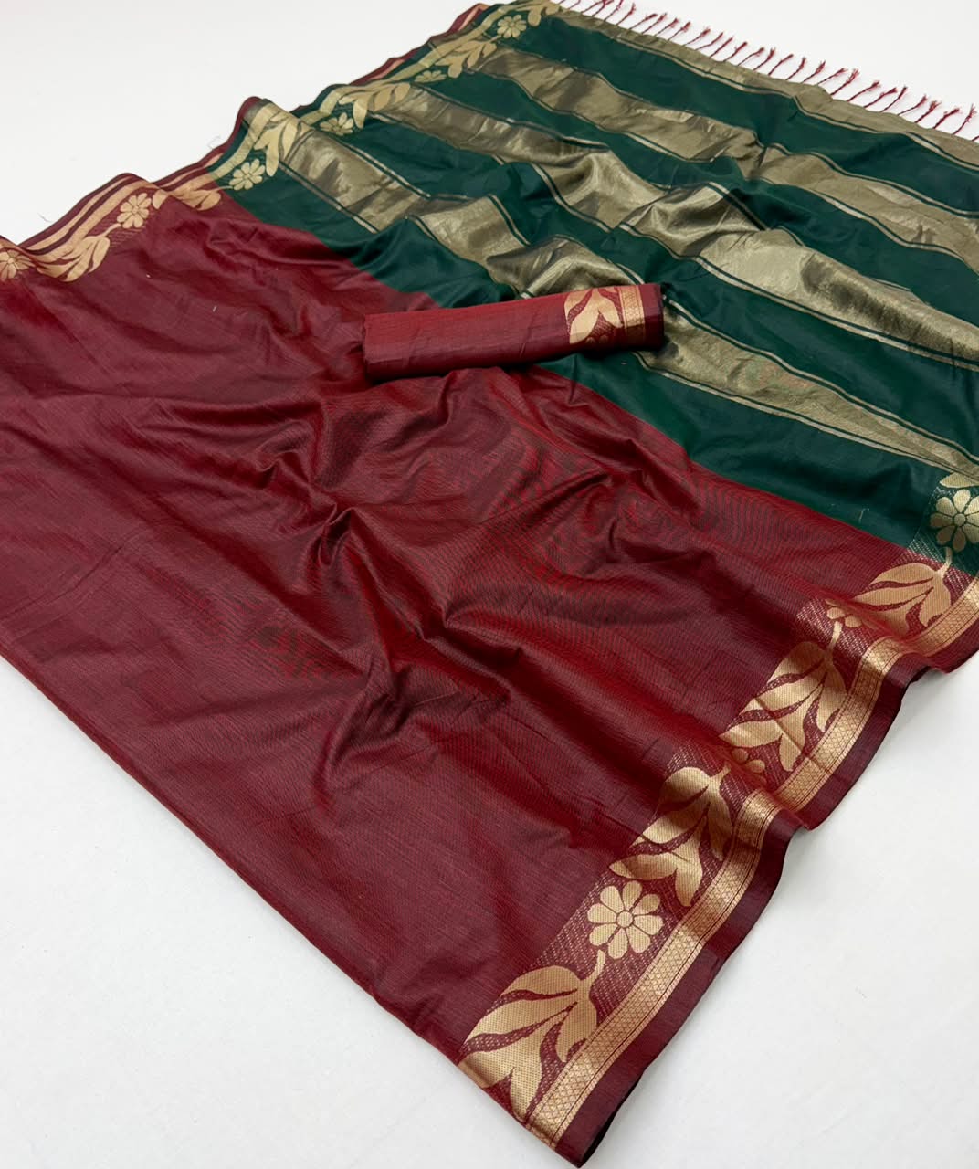 Tapti Cotton Saree with Jamdani Weaving & Zari Border-6 Pcs Set
