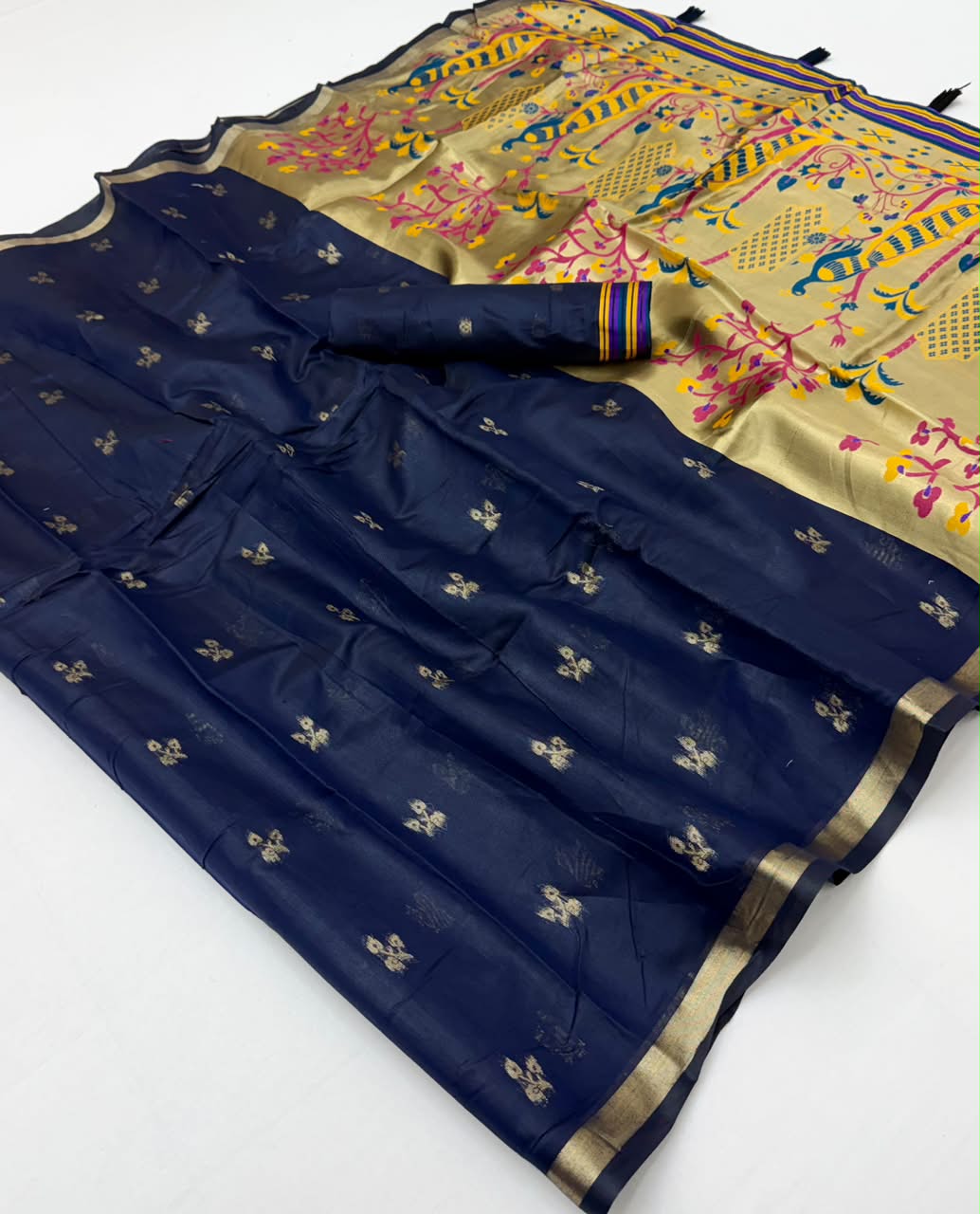 Tapti Cotton Saree with Jamdani Weaving & Zari Border-6 Pcs Set